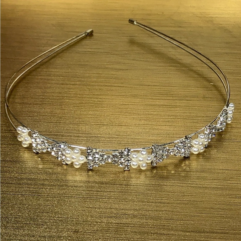 Pearl & Crystal Silver Headband - Elegant Women’s Hair Accessory